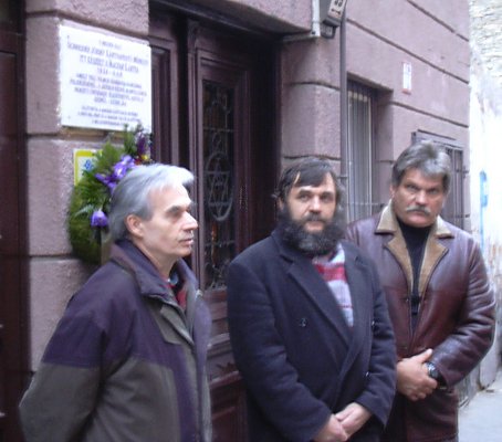 Horv�th Ferenc (Magyar Talon Alap�tv�ny), Bera Istv�n (Pat� P�l asztalt�rsas�g), Wichmann Tam�s (vend�gl� tulajdonos) koszor�znak a magyar k�rtya napj�n.